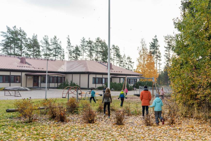 Oppilaita koulun pihalla.
