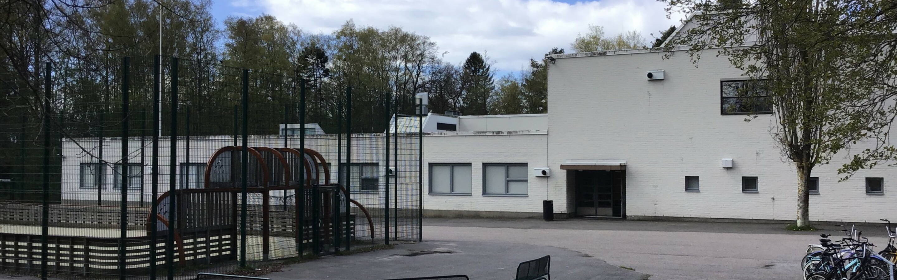 Koulurakennus Hankoniemen yläaste ja lukio.