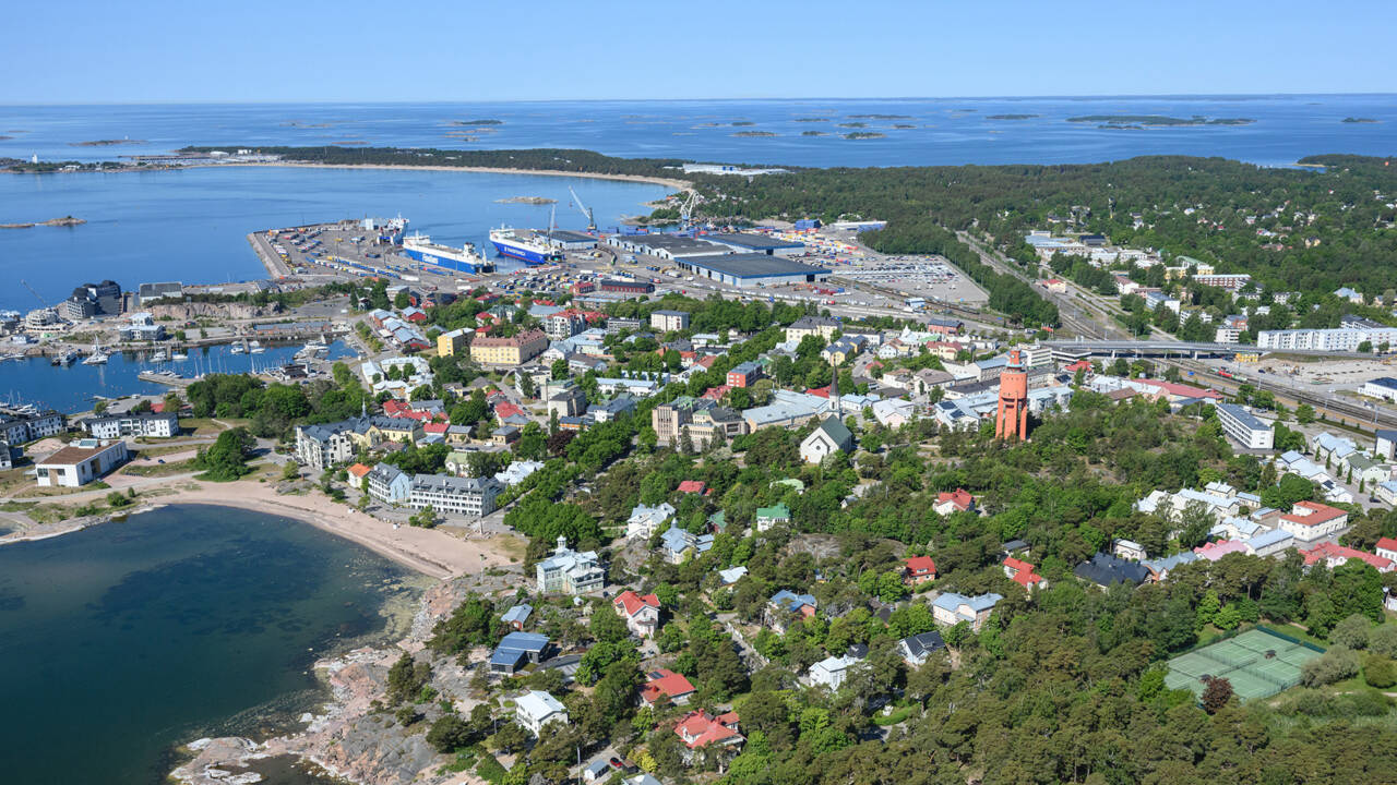 Ilmakuva Hangon keskustan yltä. Kuvassa näkyy mm. Casino ja satama.
