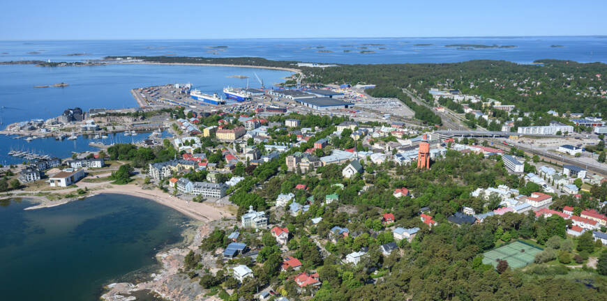 Ilmakuva Hangon keskustan yltä. Kuvassa näkyy mm. Casino ja satama.