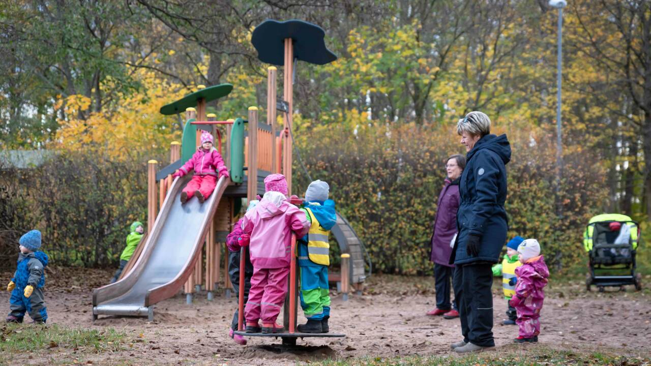 Lapset leikkivät puistossa