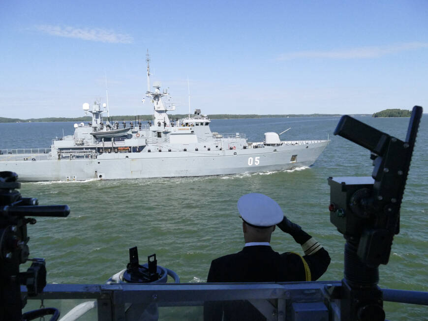 Bild från flottparaden 2018. Dåvarande Marinens kommendör tar emot fartyg som kör förbi. På bilden minfartyg Uusimaa.