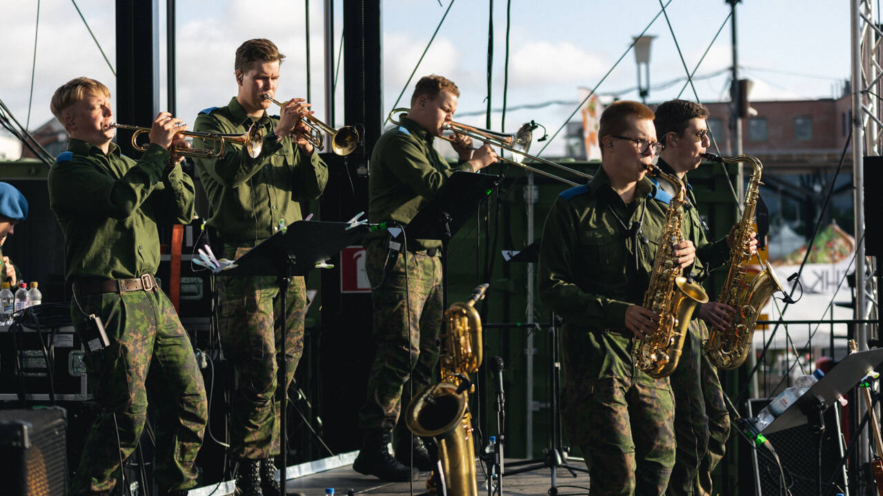 Försvarsmaktens MILjazz-konsert där de spelar med saksofon och trumpet.