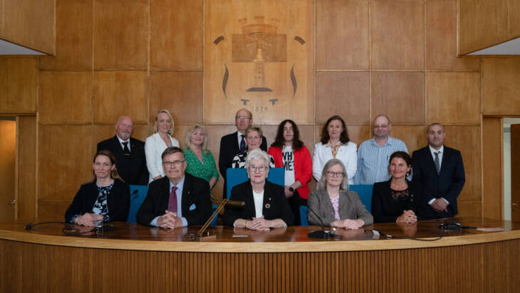 Stadsstyrelsens medlemmar och fullmäktiges presidium samt stadsdirektören och kanslichefen i fullmäktigesalen