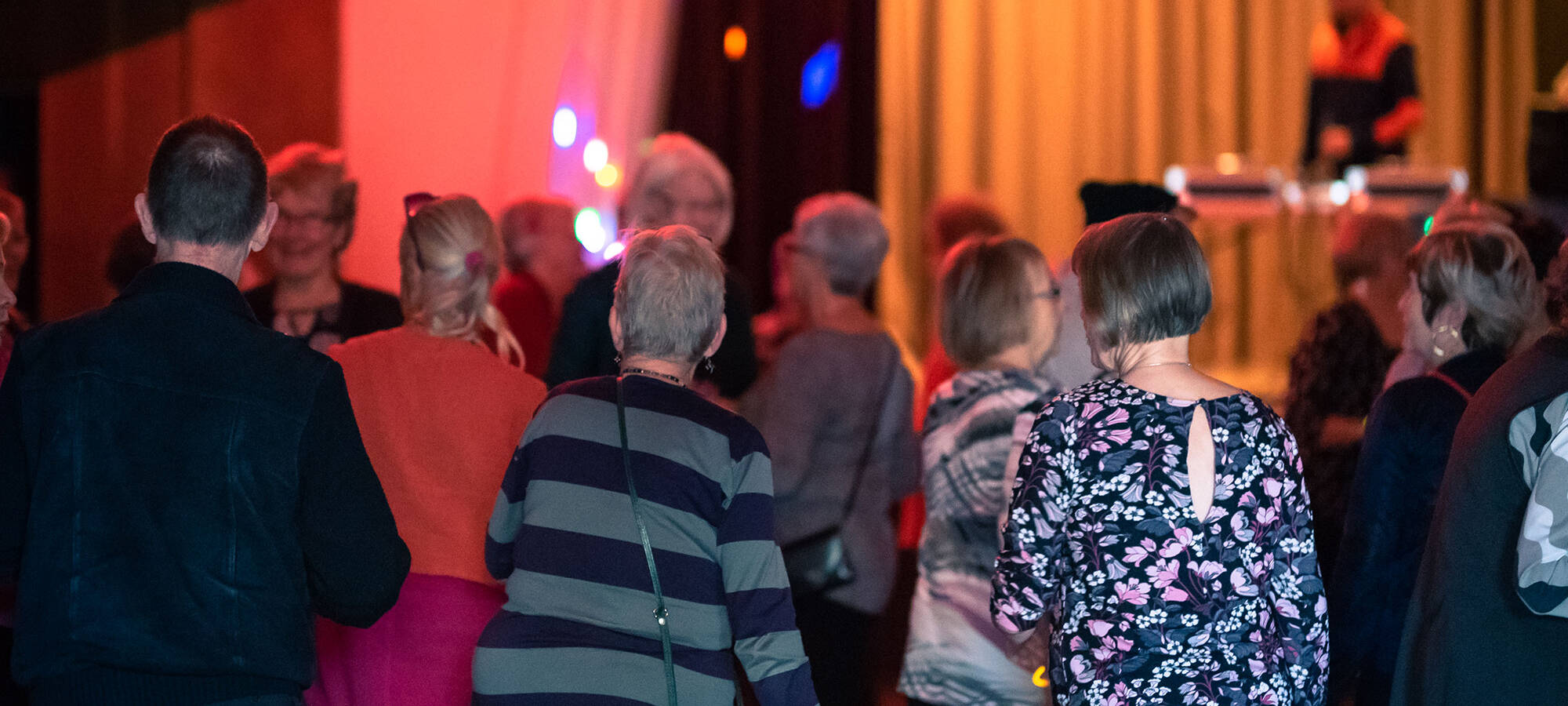 Äldre damer och herrar på mommodisco i stadshusets festsal