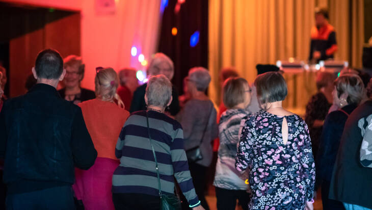 Äldre damer och herrar på mommodisco i stadshusets festsal