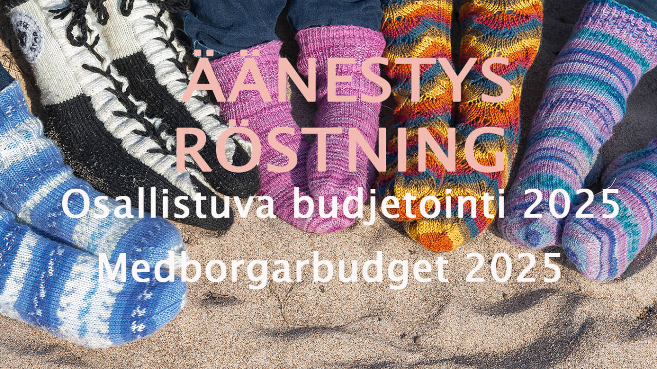 Viisi jalkaparia hiekassa. Jaloissa eri värisiä villasukkia ja teksti kuvan päällä "Äänestys - osallistuva budjetointi 2025"