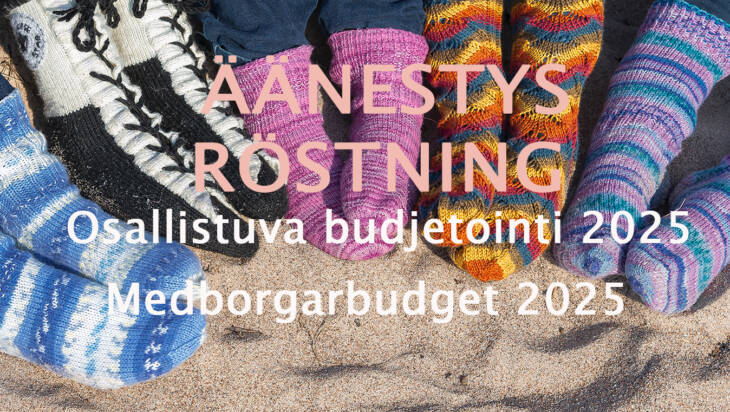 Fem par fötter i sanden med yllesockor i olika färger