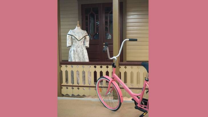 Bild från Hangö museums utställning, spetsvilla, vacker gammaldags klänning, pink jopo