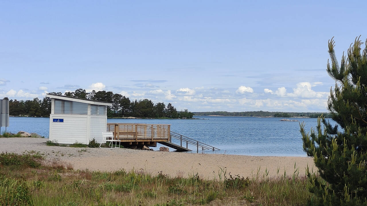 Badtrapporna och omklädningshuset vid Hangöby badstrand