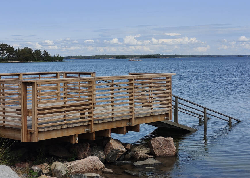 Badtrapporna från sidan vid Hangöby badstrand