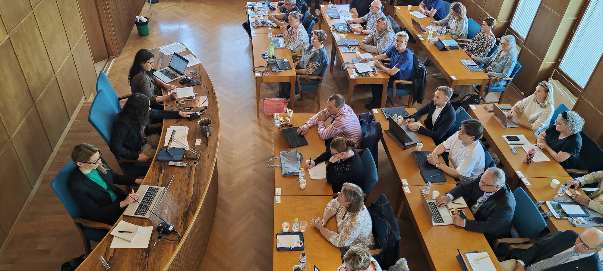 Fullmäktigeledamöterna i fullmäktigesalen