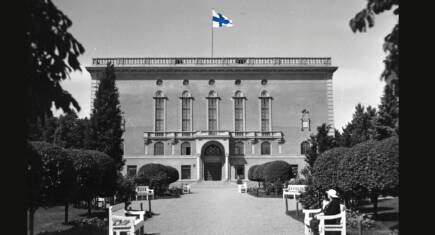 Vanha kaupungintalo, jossa Suomen lippu katolla