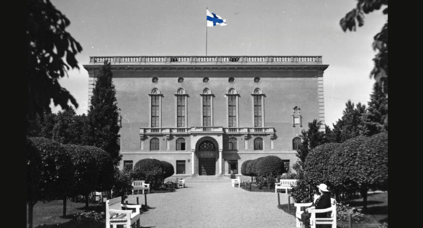 Vanha kaupungintalo, jossa Suomen lippu katolla