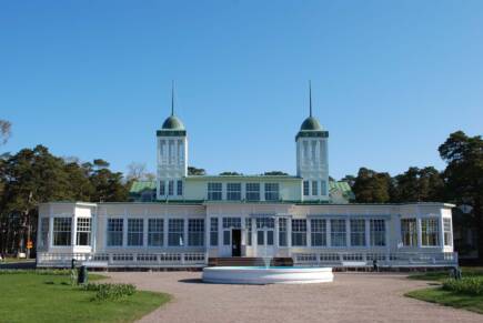 Casino-byggnaden och fasaden utifrån och framför byggnaden fontänen