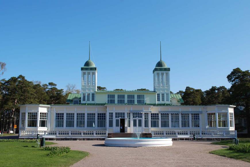 Casinon rakennus ulkoapäivän kuvattuna suihkulähteen takaa