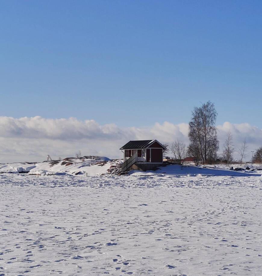 Simhuset fotograferat från havssidan (havet i is)