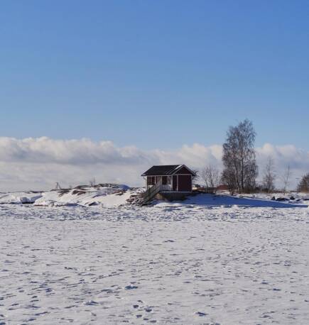 Uimahuone kuvattuna meren jäältä