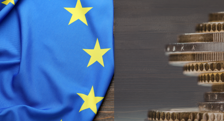 EU:s flagga samt slantar