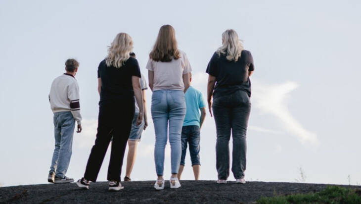 Ungdomar med ryggen till kameran