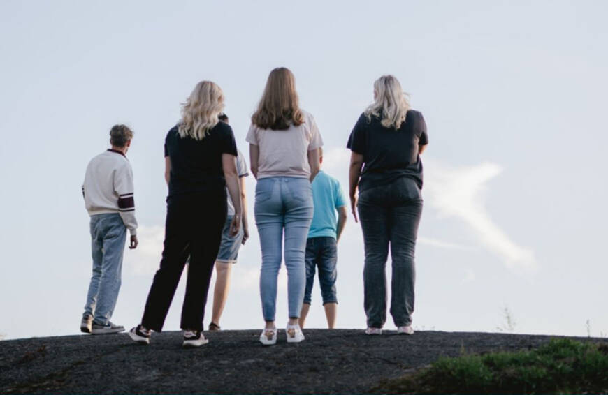 Ungdomar med ryggen till kameran