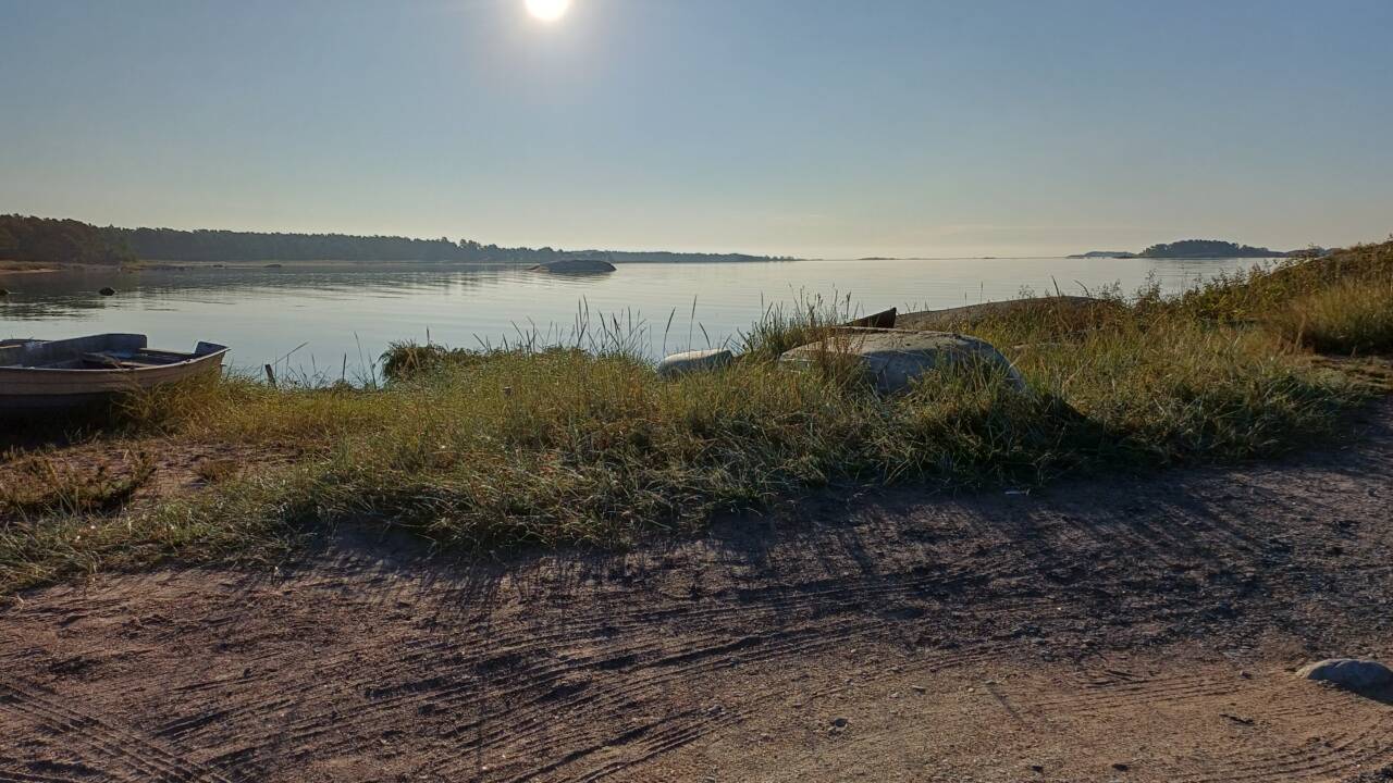 En del av stranden vid Kolaviken i solsken