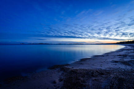 Tulliniemen ranta auringonlaskun aikaan illalla