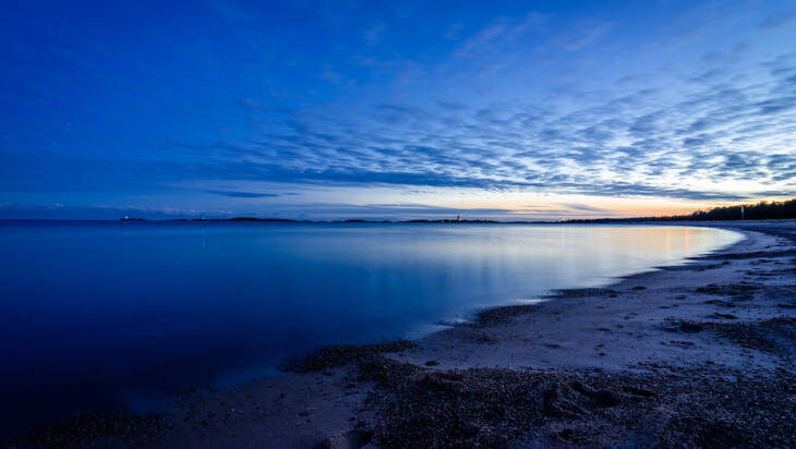 Tulliniemen ranta auringonlaskun aikaan illalla