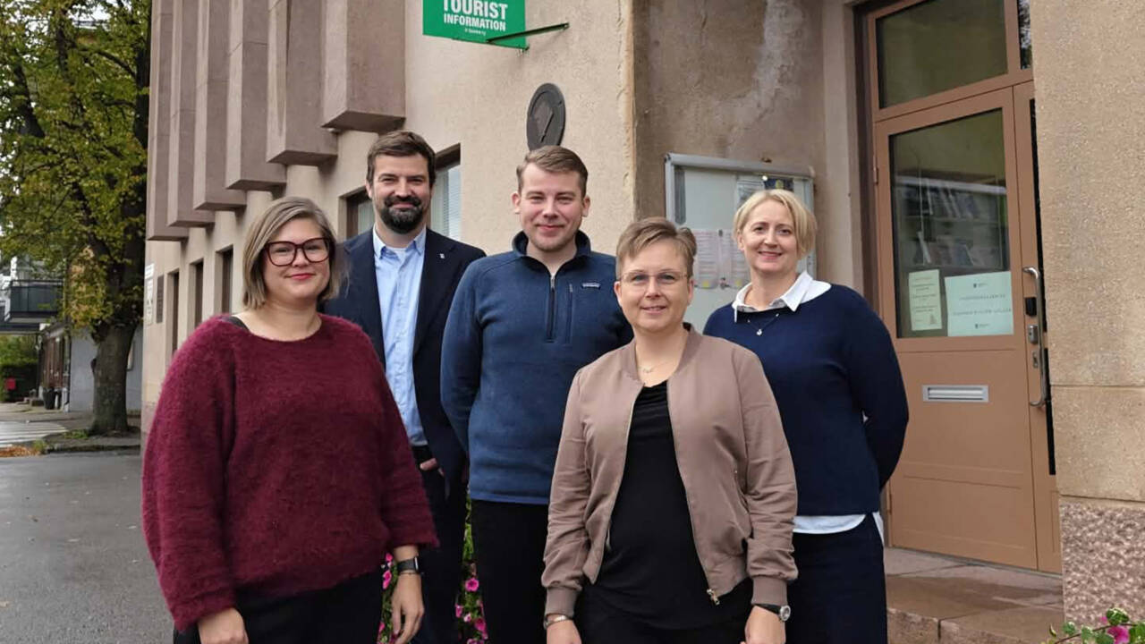 Luckanin infopisteen avaamisesta kertovassa lehdistötilaisuudessa olleet avainhenkilöt matkailutoimiston ulkopuolella.