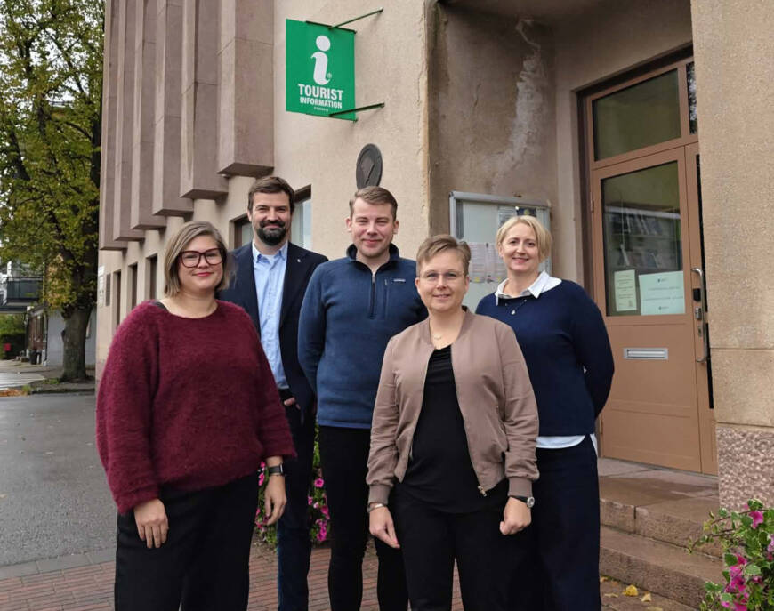 Luckanin infopisteen avaamisesta kertovassa lehdistötilaisuudessa olleet avainhenkilöt matkailutoimiston ulkopuolella.